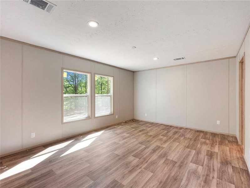 Spacious, unfurnished interior of a new home in , Gainesville (Image 25).