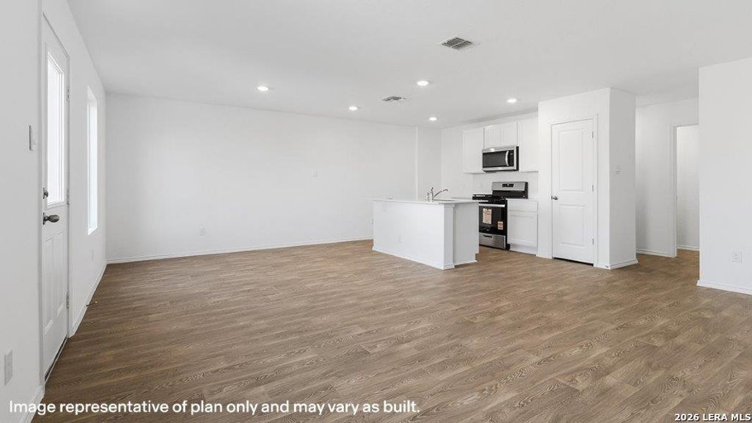Spacious, unfurnished interior of a new home in Blue Ridge Ranch, San Antonio (Image 28).