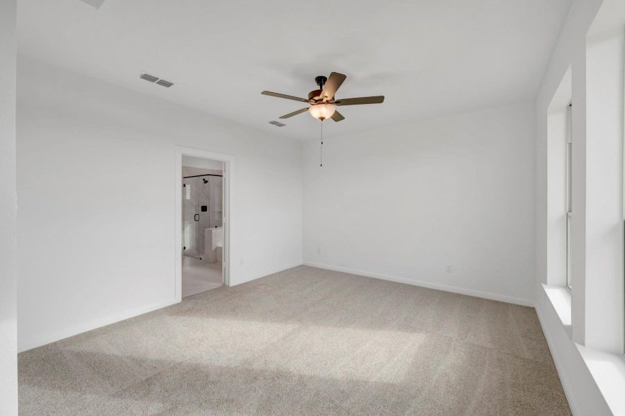 Spacious, unfurnished interior of a new home in Beacon Point at Lago Mar 50’ Homesites, Texas City (Image 16).