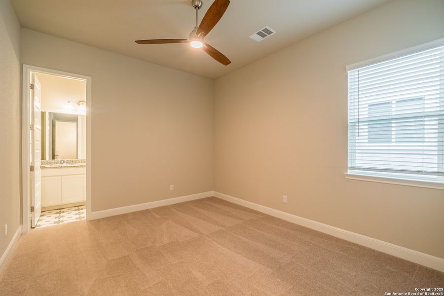 Spacious, unfurnished interior of a new home in Cibolo Crossing, Universal City (Image 49).