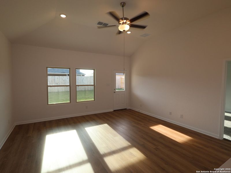 Spacious, unfurnished interior of a new home in Park Place, New Braunfels (Image 8).