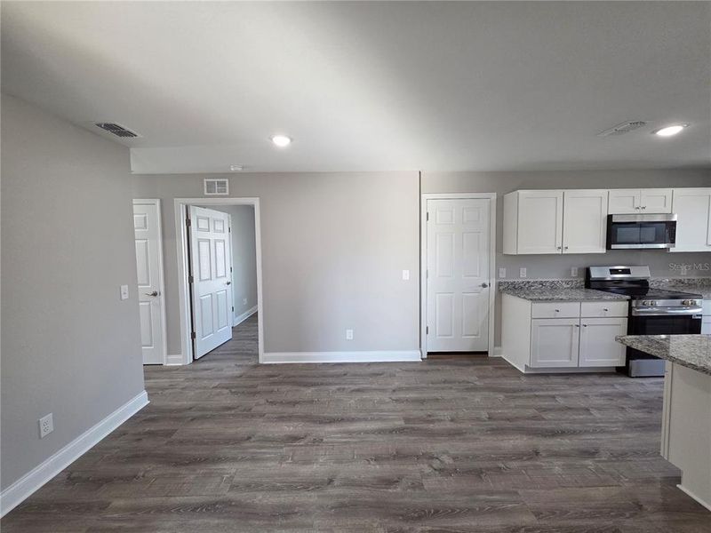 Spacious, unfurnished interior of a new home in , Lake Wales (Image 19).