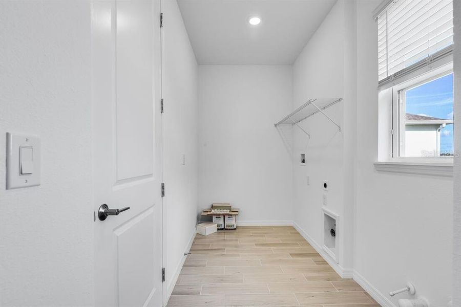 Spacious, unfurnished interior of a new home in Ardisia Park, New Smyrna Beach (Image 24).