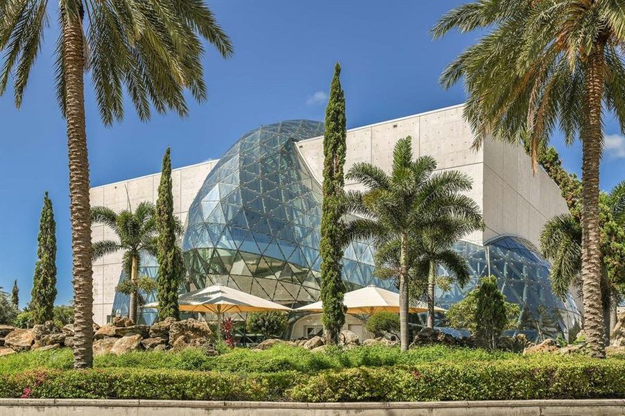 Condo located in St. Petersburg, FL showcasing its design and architecture (Image 3).