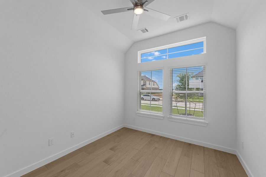 Spacious, unfurnished interior of a new home in Grand Mason Crossing, Katy (Image 17).