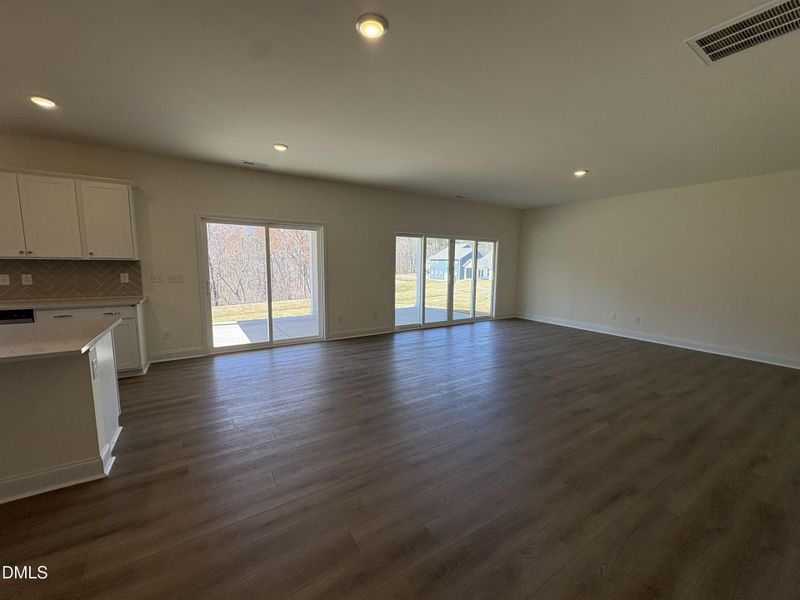 FamilyRoom/Breakfast