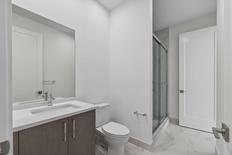 V48 ENSUITE BATH 2 W HALL ACCESS 51-web-