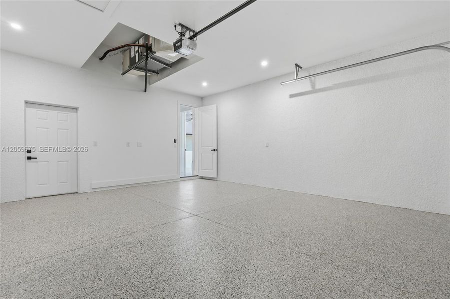 Spacious, unfurnished interior of a new home in , Cape Coral (Image 25).