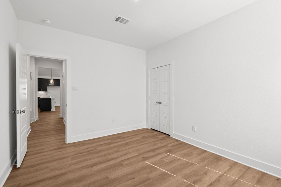 Spacious, unfurnished interior of a new home in Miller's Pond, Rosenberg (Image 15).