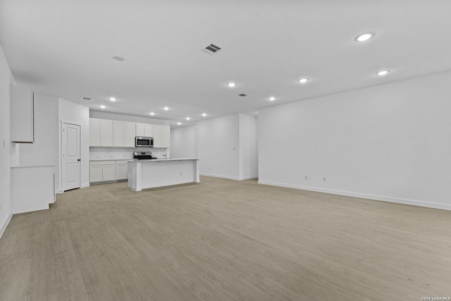 Spacious, unfurnished interior of a new home in Grace Valley, Cibolo (Image 22).