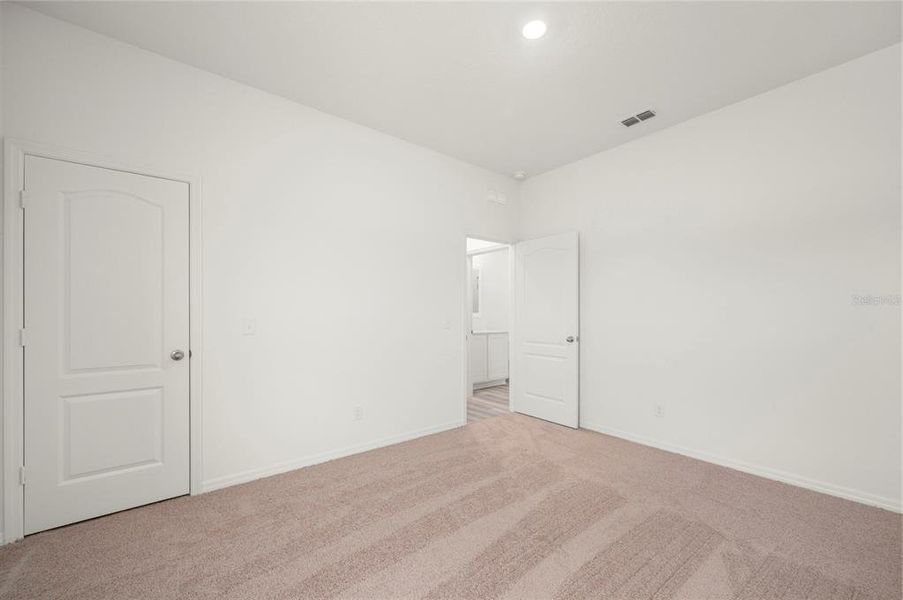 Spacious, unfurnished interior of a new home in Gum Lake Preserve, Lake Alfred (Image 15).