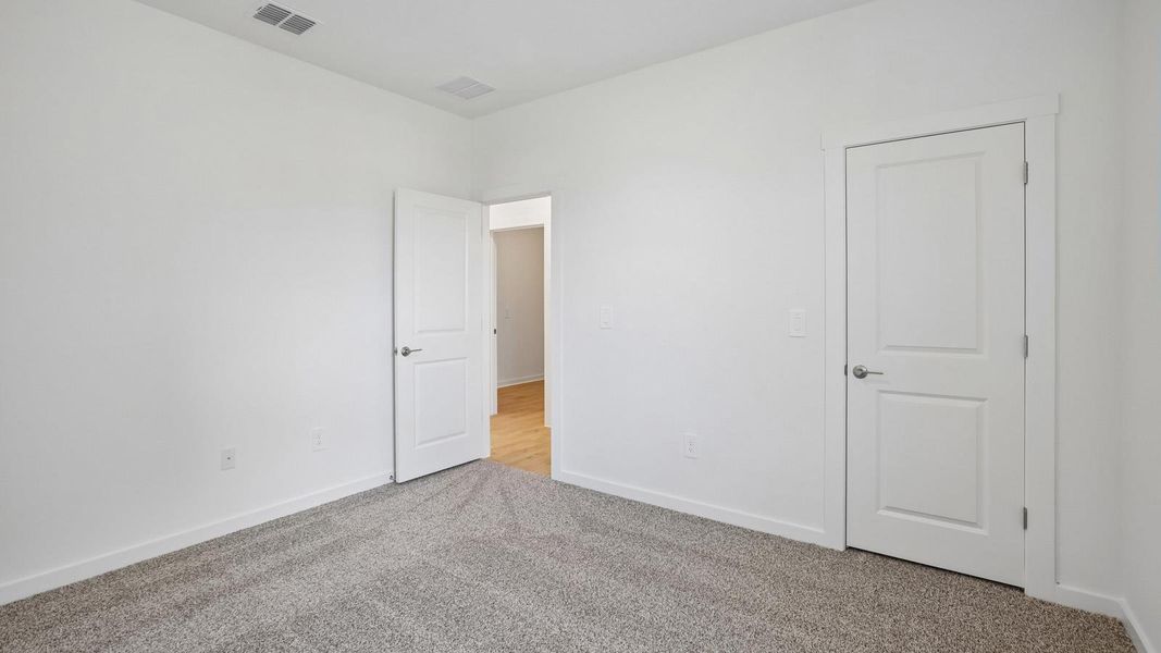 Spacious, unfurnished interior of a new home in Rosenbusch Ranch, Leander (Image 28).