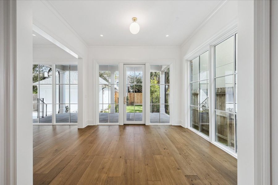 Extra area perfect for kids work station or family game area. Extra area perfect for kids work station or family game area.