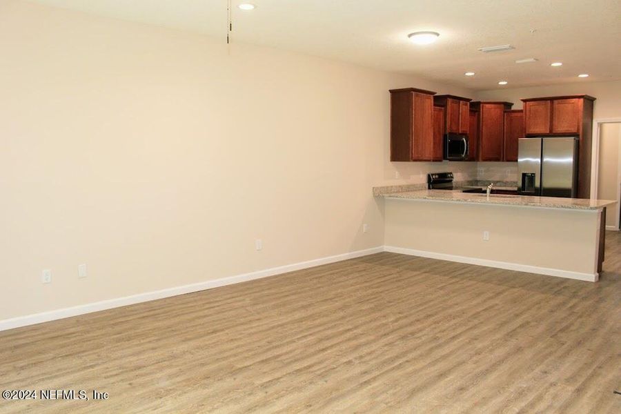 Spacious, unfurnished interior of a new home in , Middleburg (Image 19).