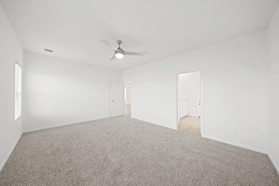 Spacious, unfurnished interior of a new home in Sunterra Lakes, Katy (Image 12).