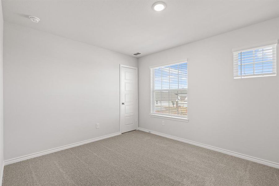 Spacious, unfurnished interior of a new home in Sycamore Landing, Fort Worth (Image 14).