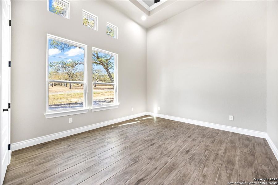 Spacious, unfurnished interior of a new home in , La Vernia (Image 21).
