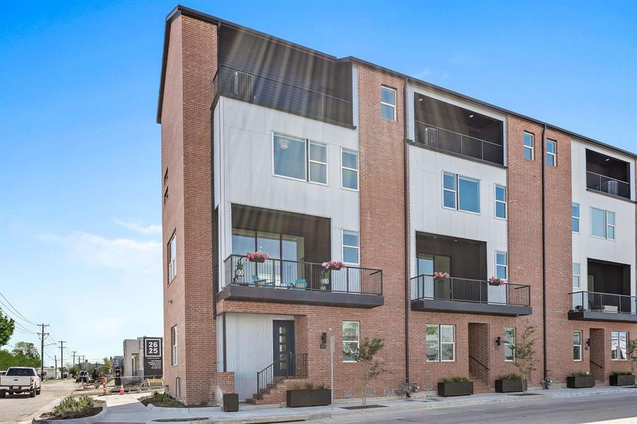 Condo located in Fort Worth, TX showcasing its design and architecture (Image 5).