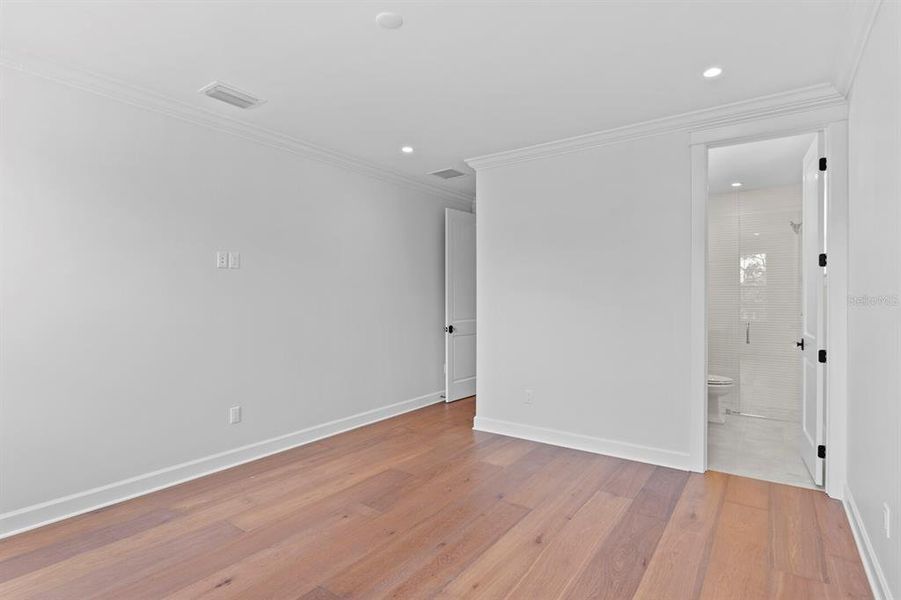 Spacious, unfurnished interior of a new home in , Tampa (Image 24).