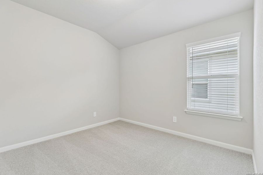 Spacious, unfurnished interior of a new home in Thomas Pond, San Antonio (Image 33).