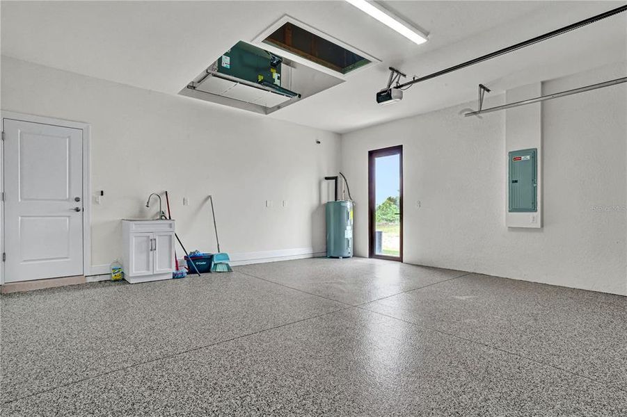 Spacious, unfurnished interior of a new home in , Cape Coral (Image 42).