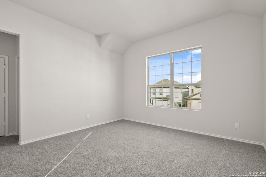 Spacious, unfurnished interior of a new home in Blue Ridge Ranch, San Antonio (Image 13).
