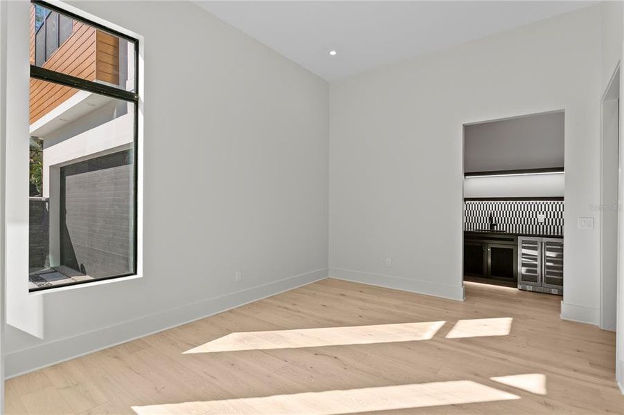 Spacious, unfurnished interior of a new home in , Tampa (Image 25).