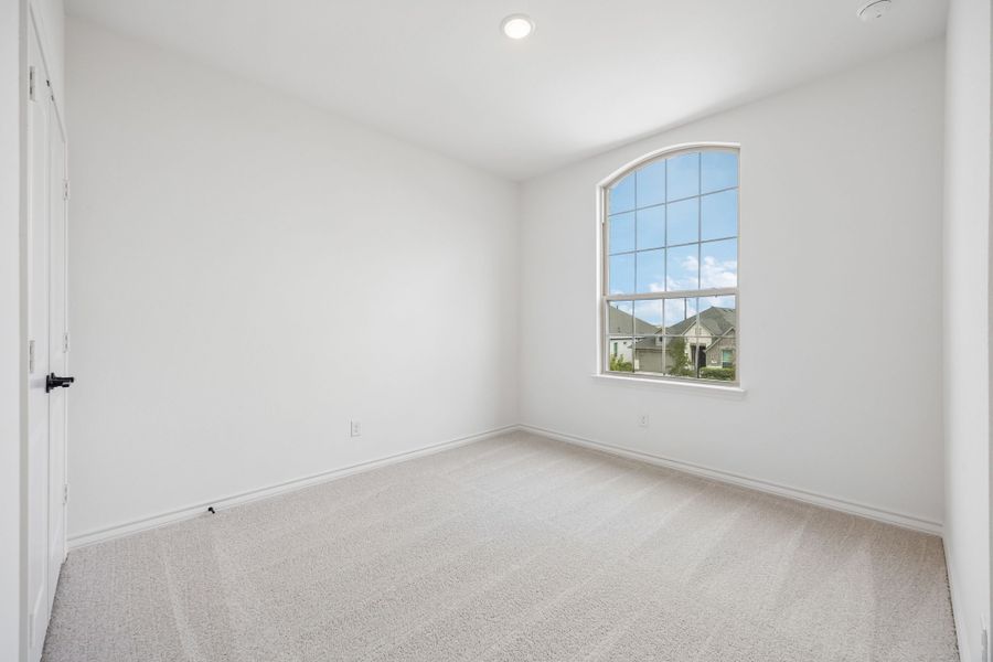 Spacious, unfurnished interior of a new home in Country Lakes, Denton (Image 29).