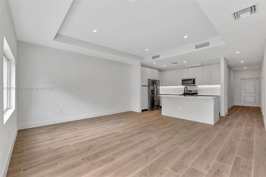 Spacious, unfurnished interior of a new home in , Coral Springs (Image 14).