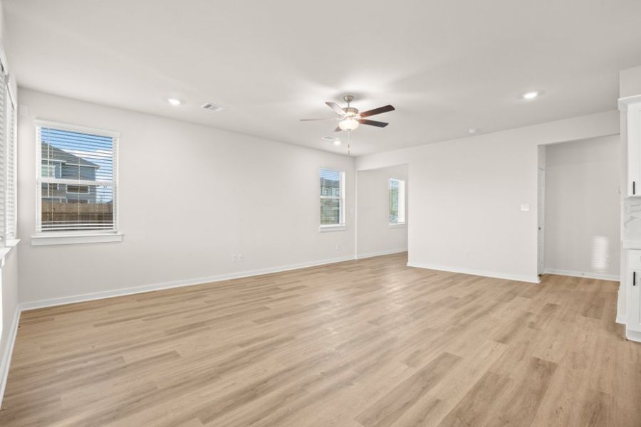 Spacious, unfurnished interior of a new home in Glendale Lakes, Rosharon (Image 18).