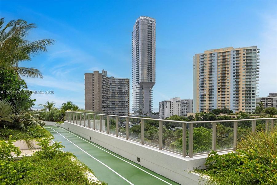 Condo located in Miami, FL showcasing its design and architecture (Image 31).