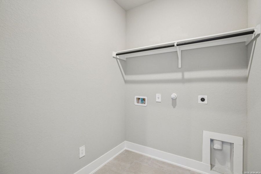 Spacious, unfurnished interior of a new home in Legendary Trails - Premier Series, Cibolo (Image 17).