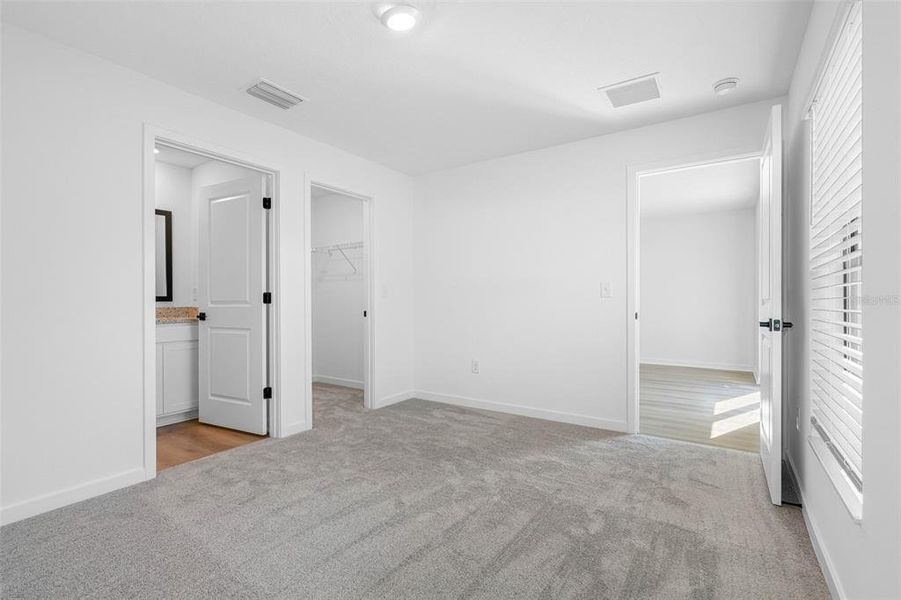 Spacious, unfurnished interior of a new home in Royal Highlands, Weeki Wachee (Image 5).