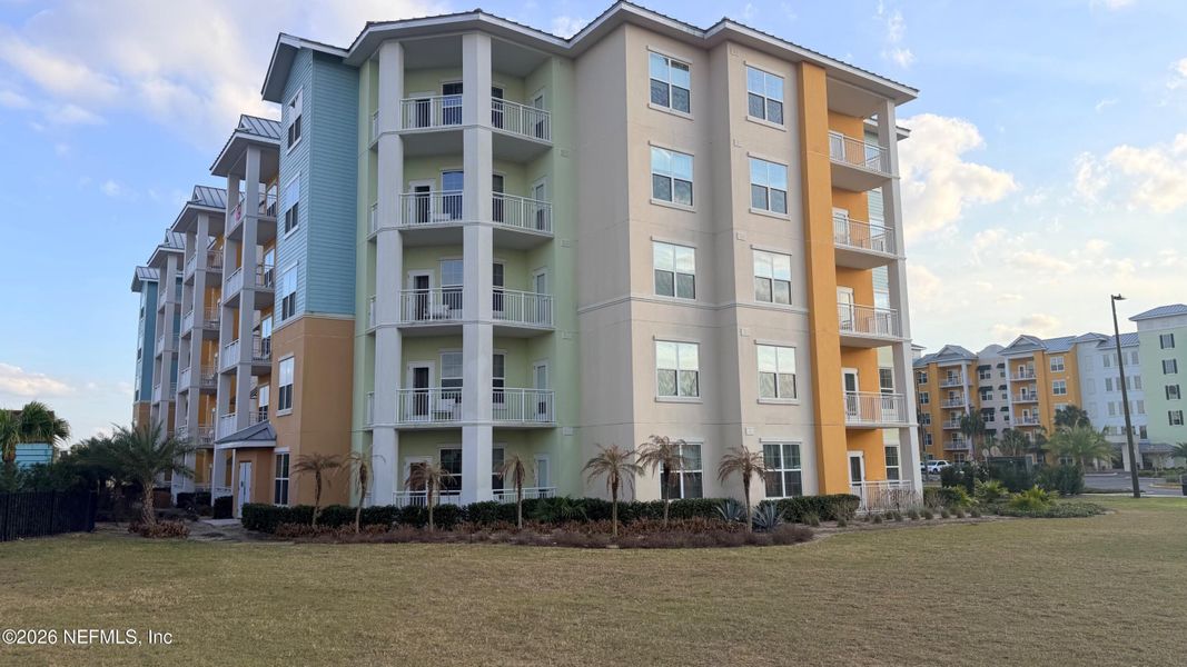 Condo located in Kissimmee, FL showcasing its design and architecture (Image 33).