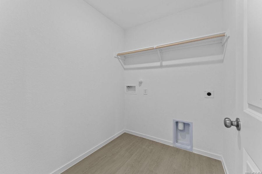 Spacious, unfurnished interior of a new home in Spring Grove, San Antonio (Image 19).