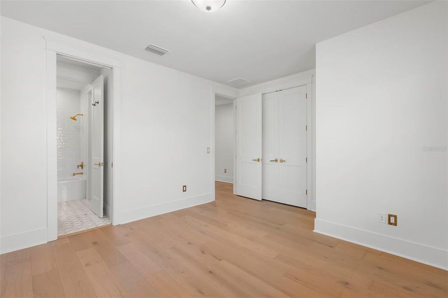 Spacious, unfurnished interior of a new home in , St. Petersburg (Image 25).