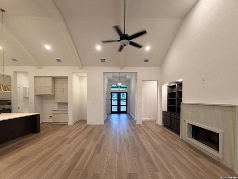 Spacious, unfurnished interior of a new home in Waldsanger, New Braunfels (Image 29).
