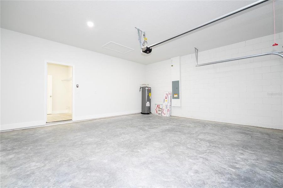Spacious, unfurnished interior of a new home in , Citrus Springs (Image 32).