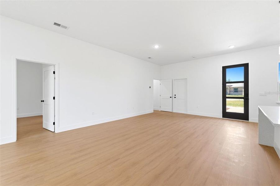 Spacious, unfurnished interior of a new home in , Ocala (Image 29).