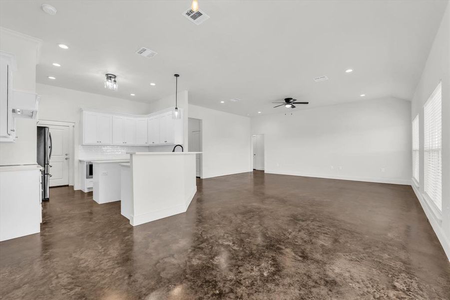 Spacious, unfurnished interior of a new home in , Riesel (Image 22).