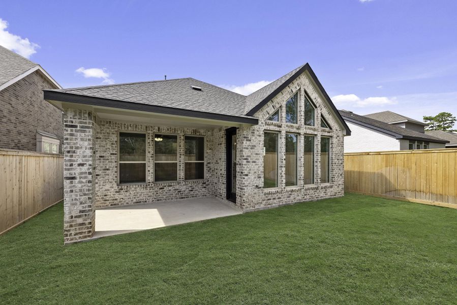 Exterior details and patio area of a home in Kresston, Montgomery (Image 3).