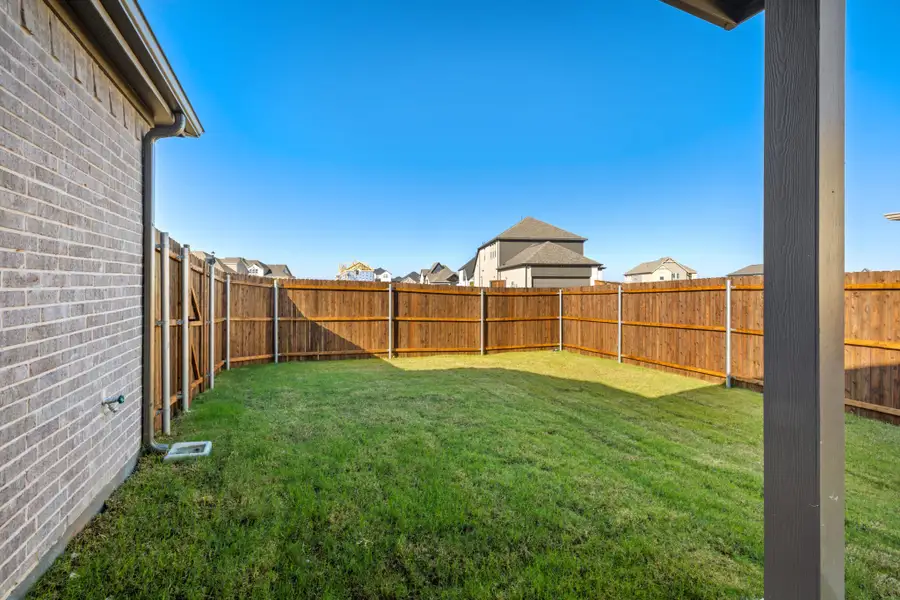 Exterior details and patio area of a home in Edgewater, Fate (Image 4).