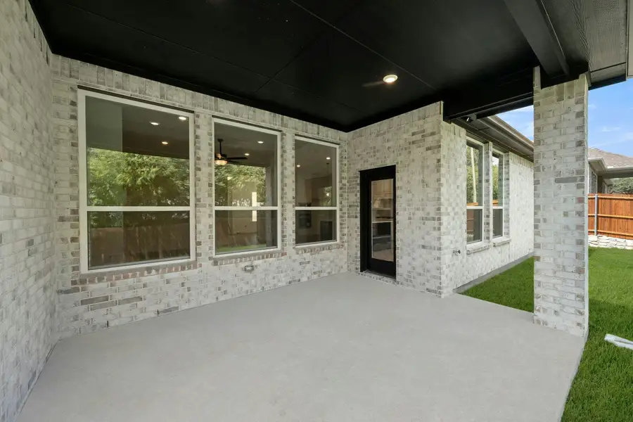 Exterior details and patio area of a home in Kentsdale Farms, DeSoto (Image 3).