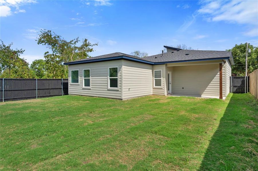 LARGE FENCED BACKYARD LARGE FENCED BACKYARD