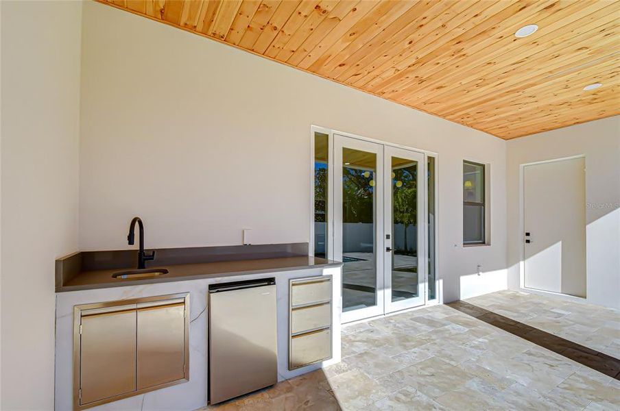 Exterior details and patio area of a home in , Tampa (Image 4).
