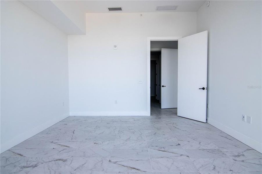 Spacious, unfurnished interior of a new home in , St. Petersburg (Image 17).