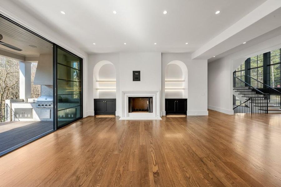 Spacious, unfurnished interior of a new home in Blue Heron Walk, Atlanta (Image 51).