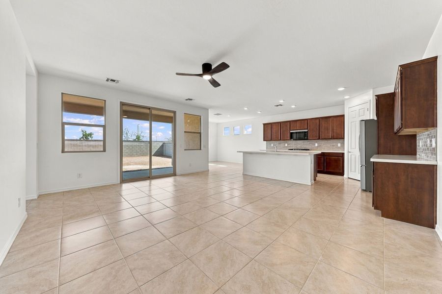 Spacious, unfurnished interior of a new home in Bella Vista Farms, San Tan Valley (Image 7). Spacious, unfurnished interior of a new home in Bella Vista Farms, San Tan Valley (Image 7).