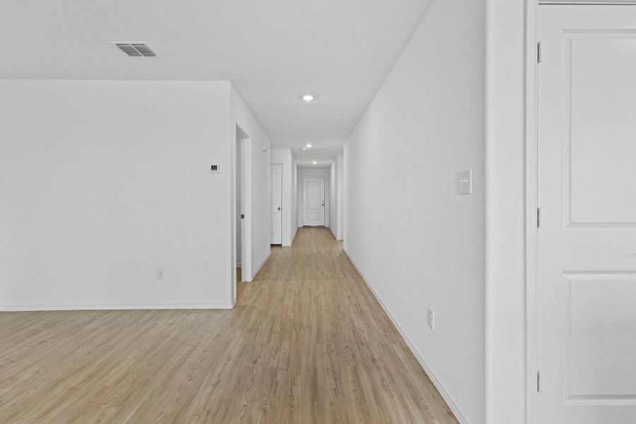 Spacious, unfurnished interior of a new home in Schriber Ranch, Mustang Ridge (Image 24).