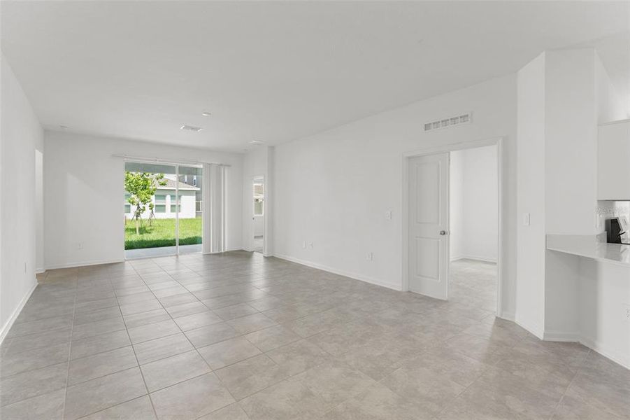 Spacious, unfurnished interior of a new home in Peace Creek Reserve, Winter Haven (Image 15).